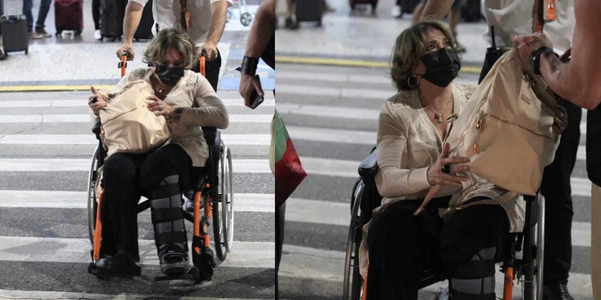 Susana Vieira foi flagrada andando de cadeira de rodas em aeroporto (Foto: Adão/ AgNews)