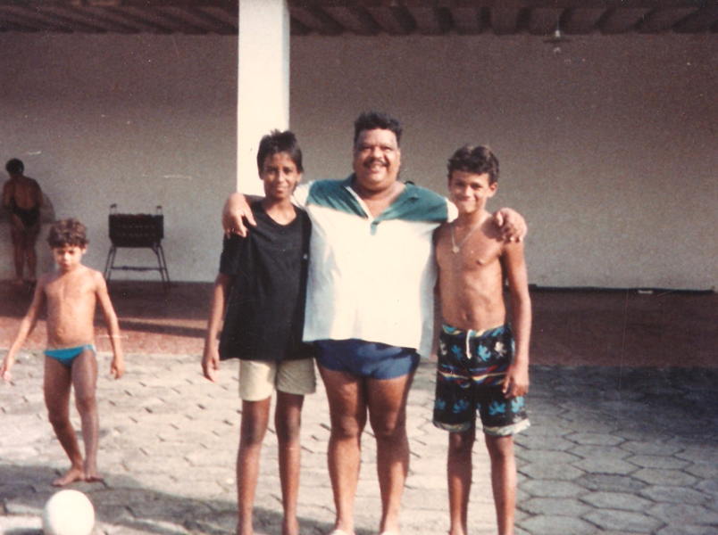 Os dois irmãos juntos na infância (Foto: Divulgação)