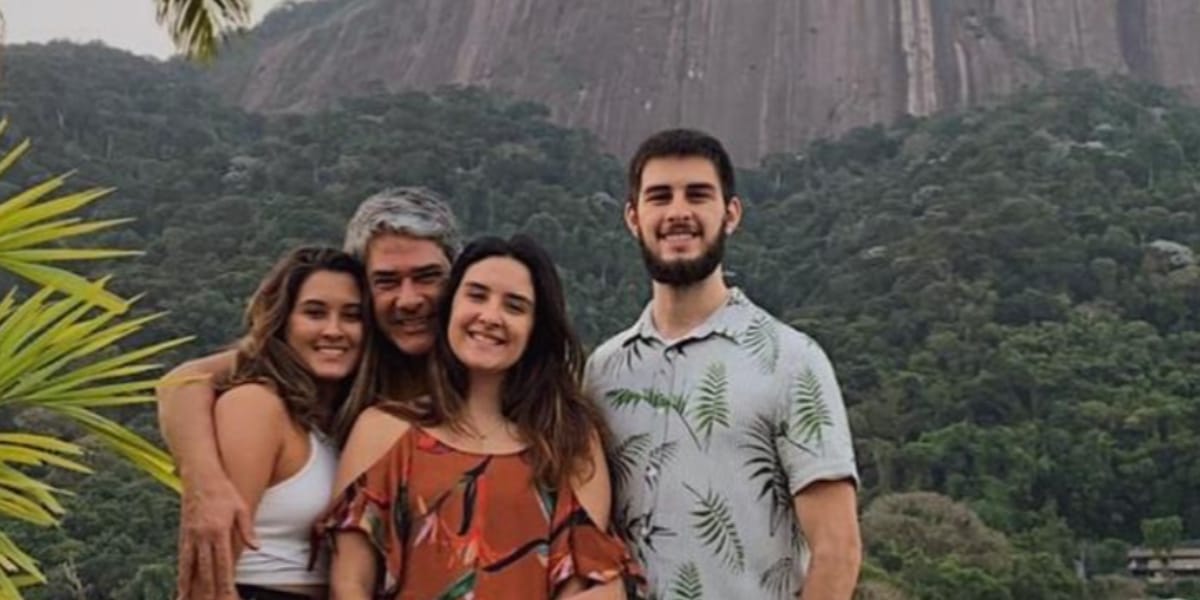 O jornalista da Globo ao lado de seus três filhos (Reprodução: Instagram)