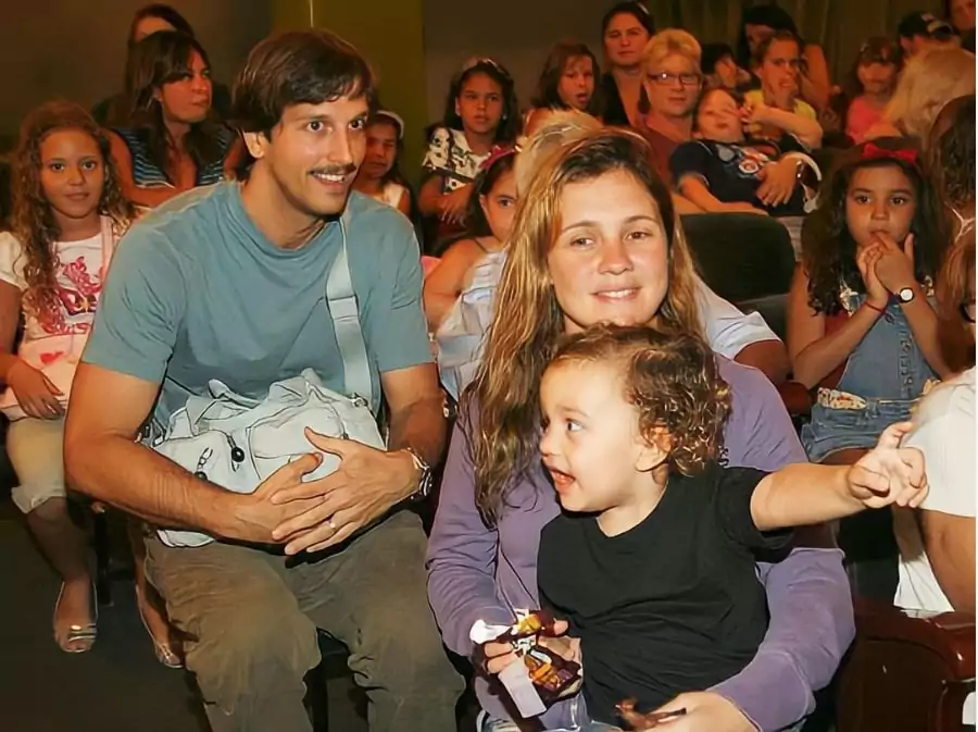 Adriana Esteves e Vladmir Brichta com o filho pequeno (Foto: Reprodução)