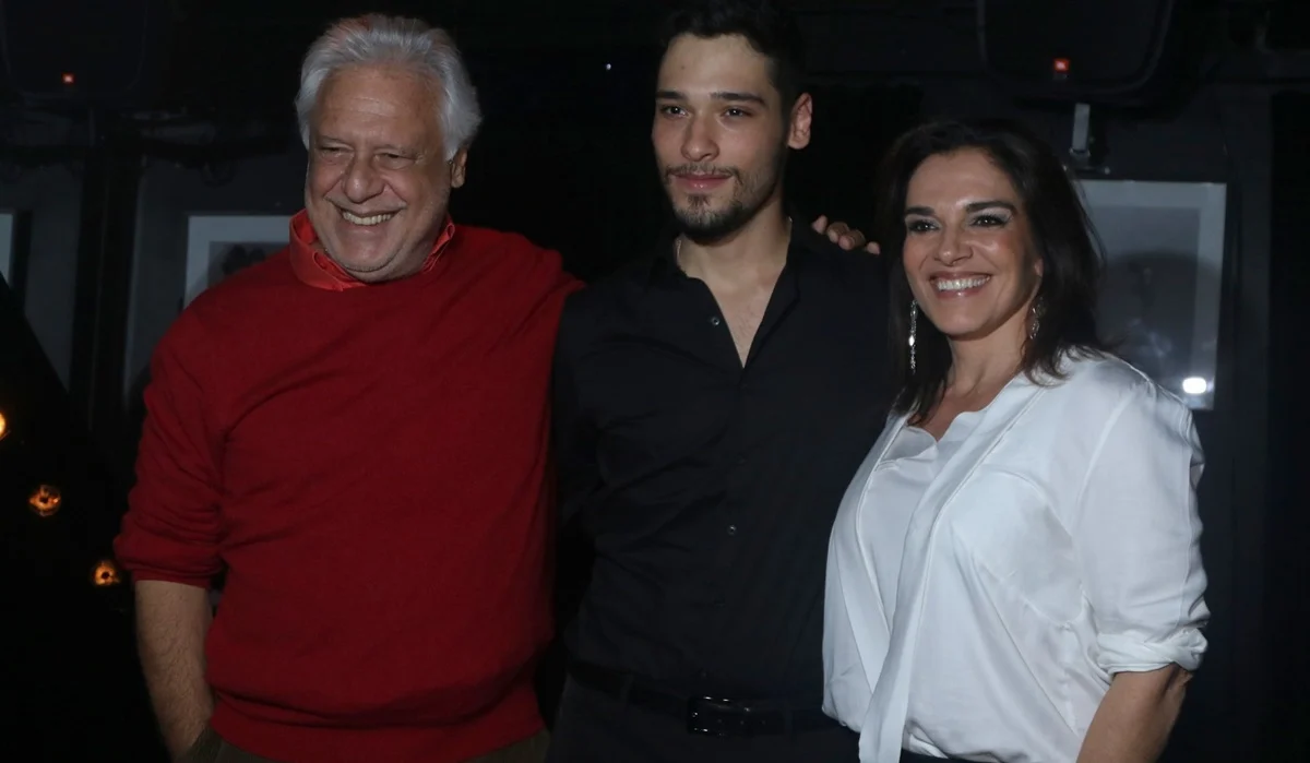Antônio Fagundes ao lado do filho, Bruno Fagundes e da ex-esposa e atriz, Mara Carvalho (Reprodução)