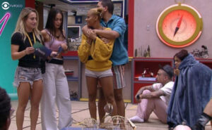 BBB23 - Bruna ao lado de Larissa, Aline e Bruno (Foto: Reprodução / Globoplay)