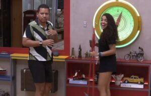 Bruno Nogueira e Paula Freitas com o botão da desistência aceso pela primeira vez no BBB23 (Foto: Reprodução / Globoplay)