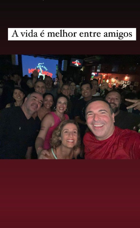 Jornalista surgiu na companhia de sua amada esposa e entre amigos (Foto: Reprodução/ Instagram)