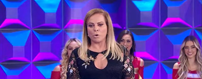 Convidada do Jogo das Três Pistas, Christina Rocha estava passando vergonha no programa (Foto: Reprodução)