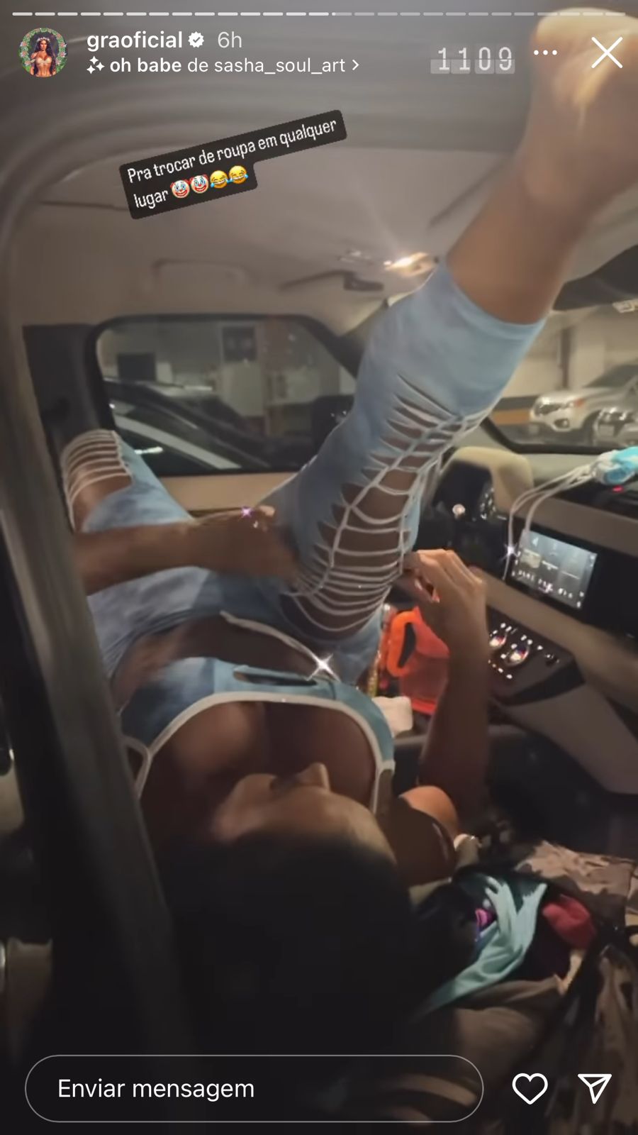 Gracyanne Barbosa mostrou toda a sua flexibilidade ao trocar de roupa dentro do seu carro (Reprodução - Instagram)