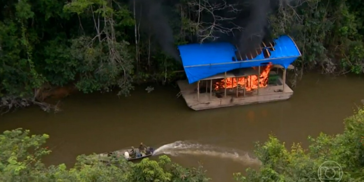 Polícia Federal e IBAMA atearam fogo em balsas durante operação (Foto: Reprodução/TV Globo)