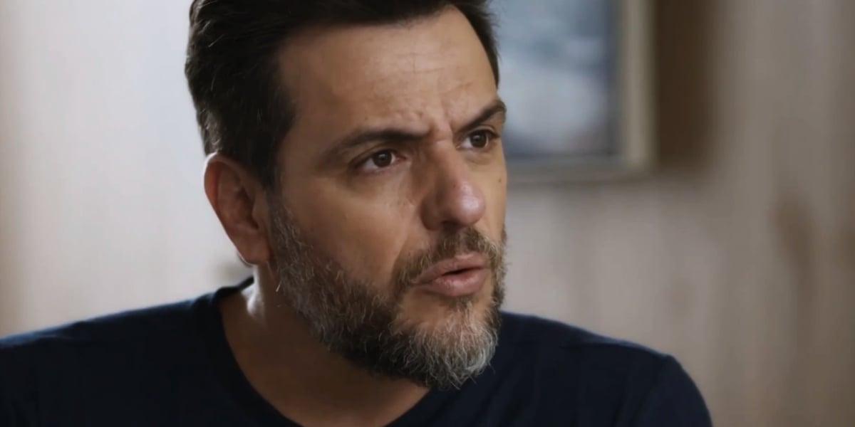 Moretti com expressão confusa em cena da novela Travessia