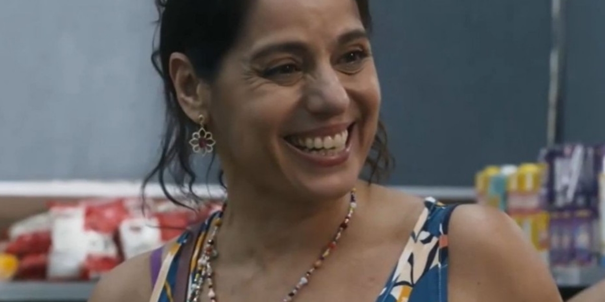Pilar sorrindo em cena da novela Travessia