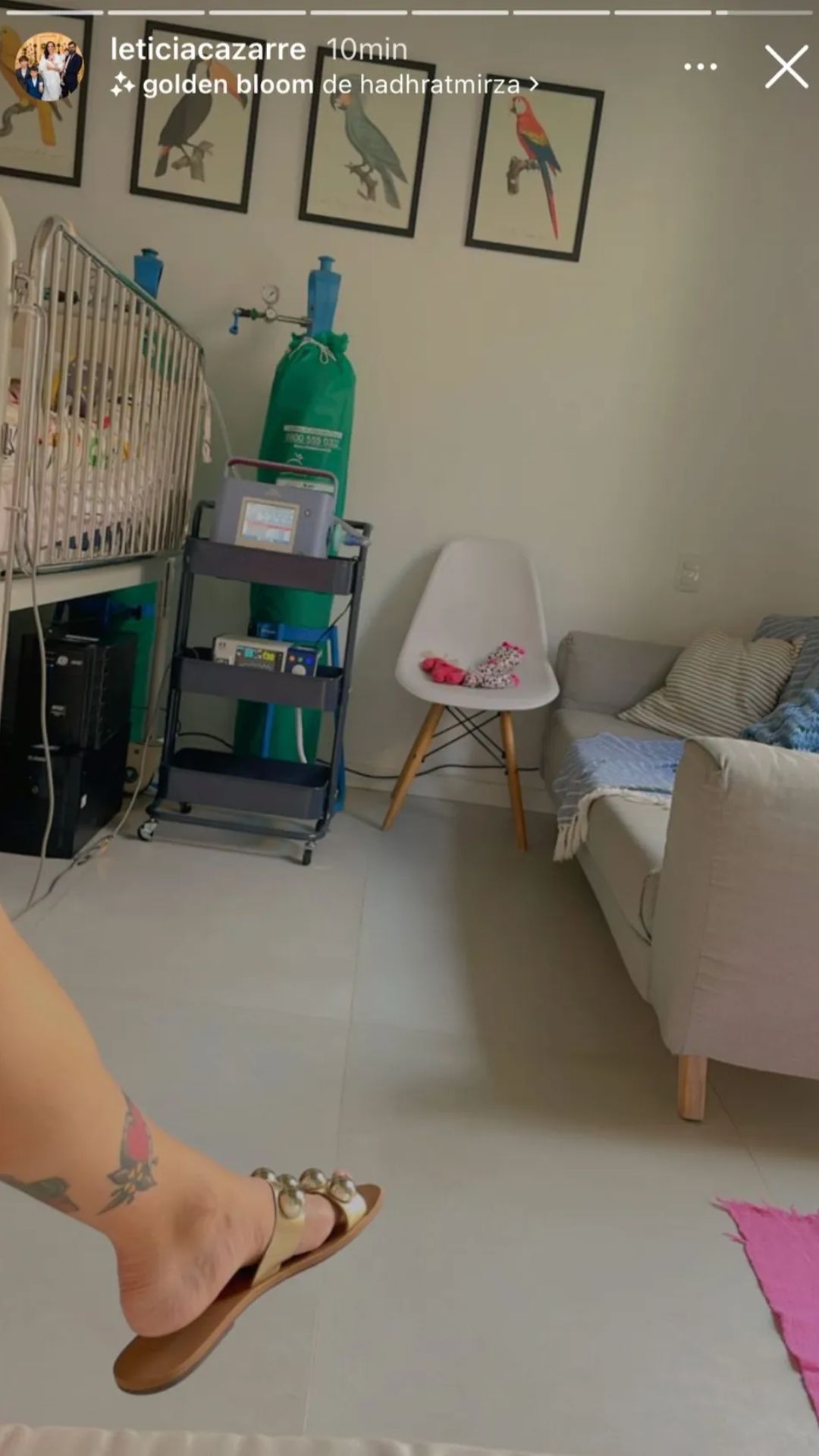 Juliano Cazarré e sua esposa, montaram na própria casa, um quarto com maca e oxigênio para a filha do casal (Reprodução - Instagram)