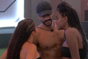 Ricardo Camargo entre Paula Freitas e Sarah Aline na festa do BBB23 (Foto: Reprodução / Globoplay)