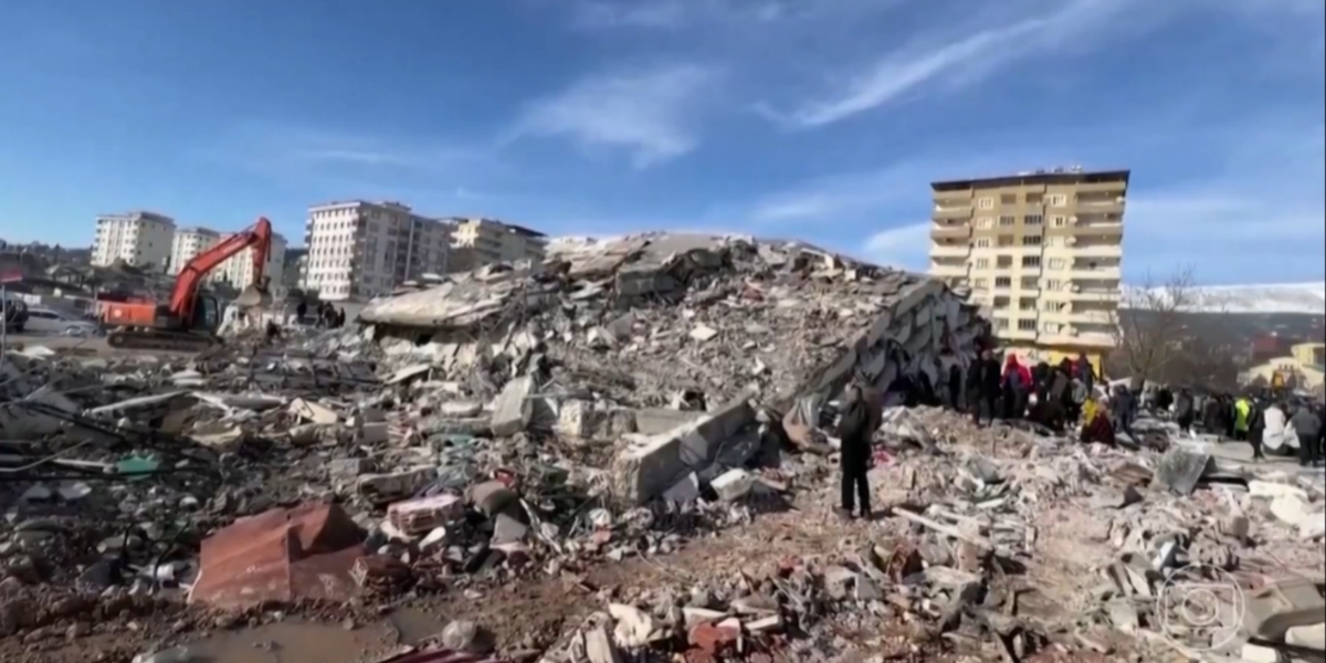 Imagem da destruição de terremoto na Turquia (Foto: Reprodução/TV Globo)