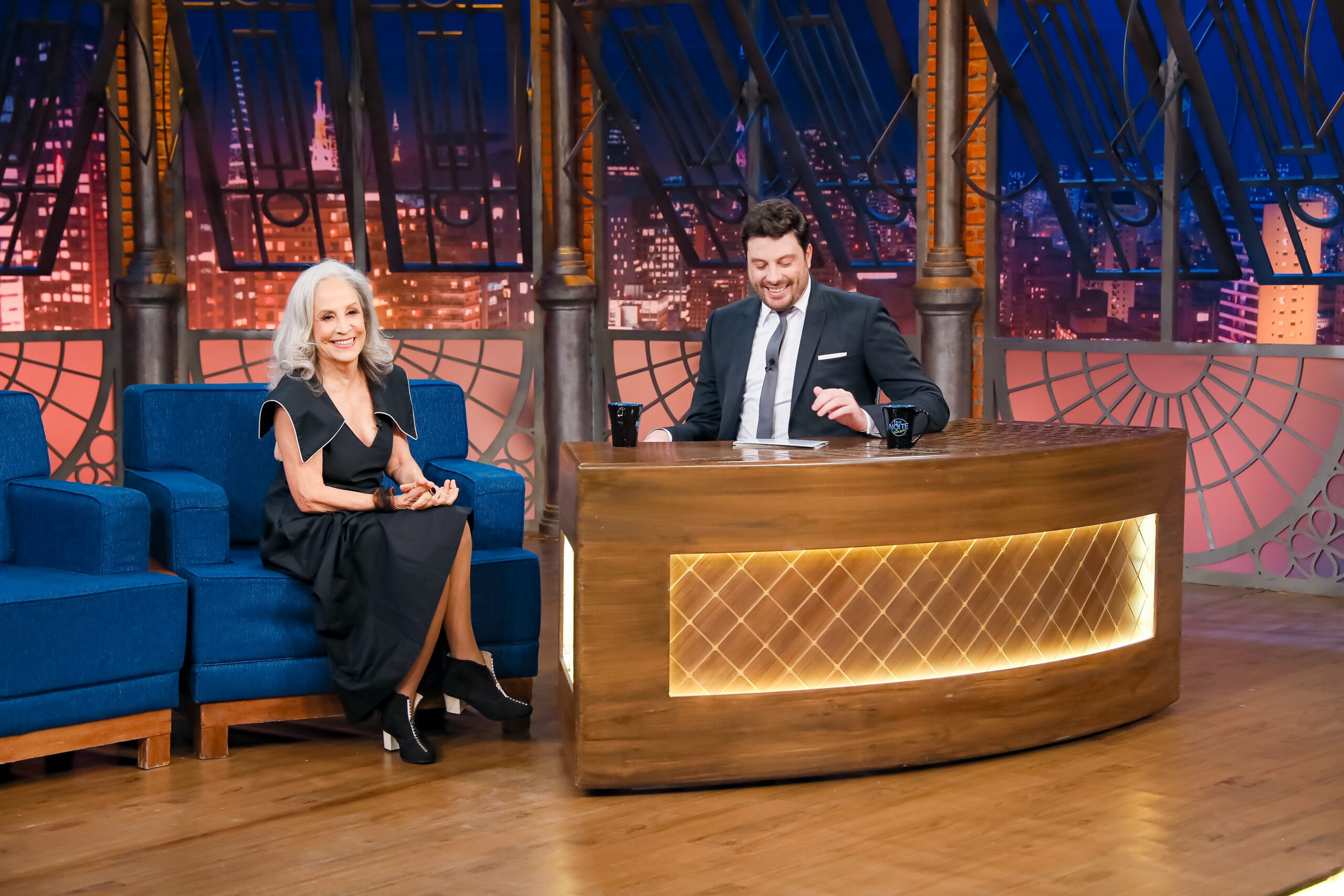 Stella Miranda e Danilo Gentili no "The Noite". (Foto: Reprodução / SBT)