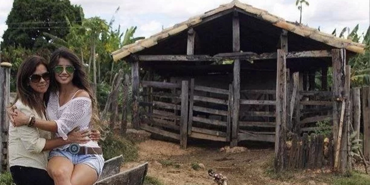 Foto de Paula no colo da mãe recriada 30 anos depois (Foto Reprodução/Instagram)