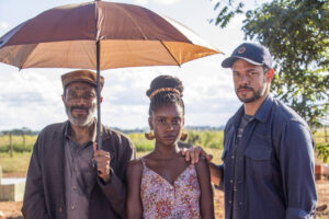 Flávio Bauraqui (Gentil), Camilla Damião (Menah) e Cauã Reymond (Caio) em bastidores de Terra e Paixão. (Foto: Reprodução / TV Globo)