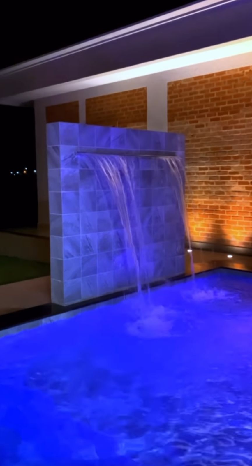 A piscina luxuosa da nova mansão de Poliana Rocha e do cantor Leonado - Foto Reprodução Instagram