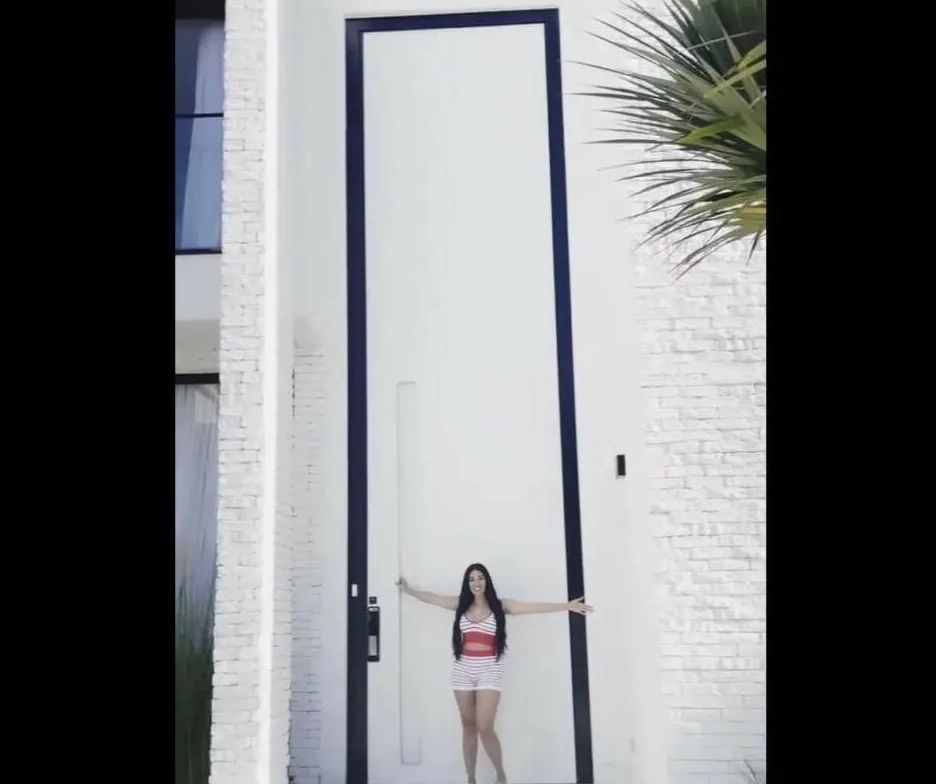A porta gigante da casa da cantora Simaria - Foto Reprodução Instagram