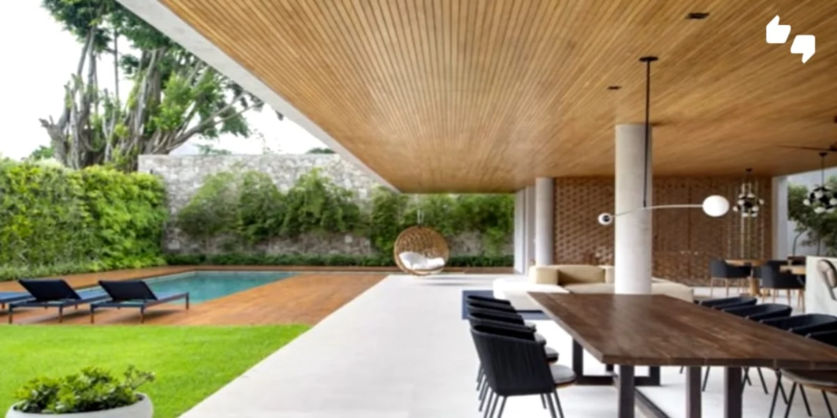 Área de lazer com piscina e jardins verticais da mansão de R$15 milhões onde Michel Teló vive com Thaís Fersoza - Foto Reprodução YouTube