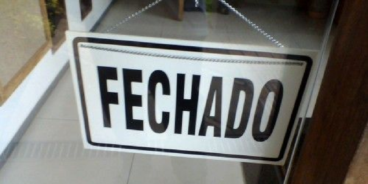 Banco é fechado e funcionários se desesperam (Foto: Reprodução/ Internet)