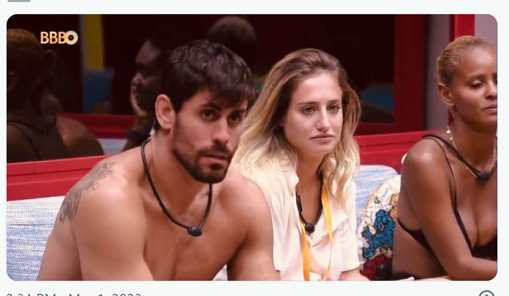 Cara de Sapato e Bruna no BBB23 vendo recado do eliminado - Foto Reprodução