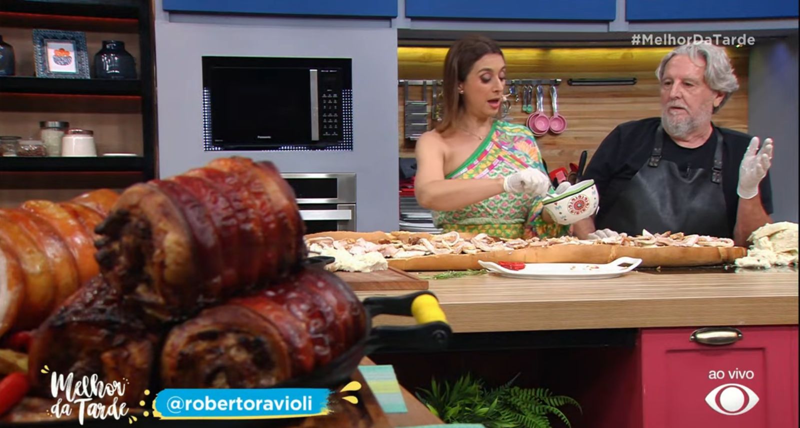 Catia Fonseca preparando uma deliciosa panceta de porco no programa Melhor da Tarde - Foto Reprodução Band