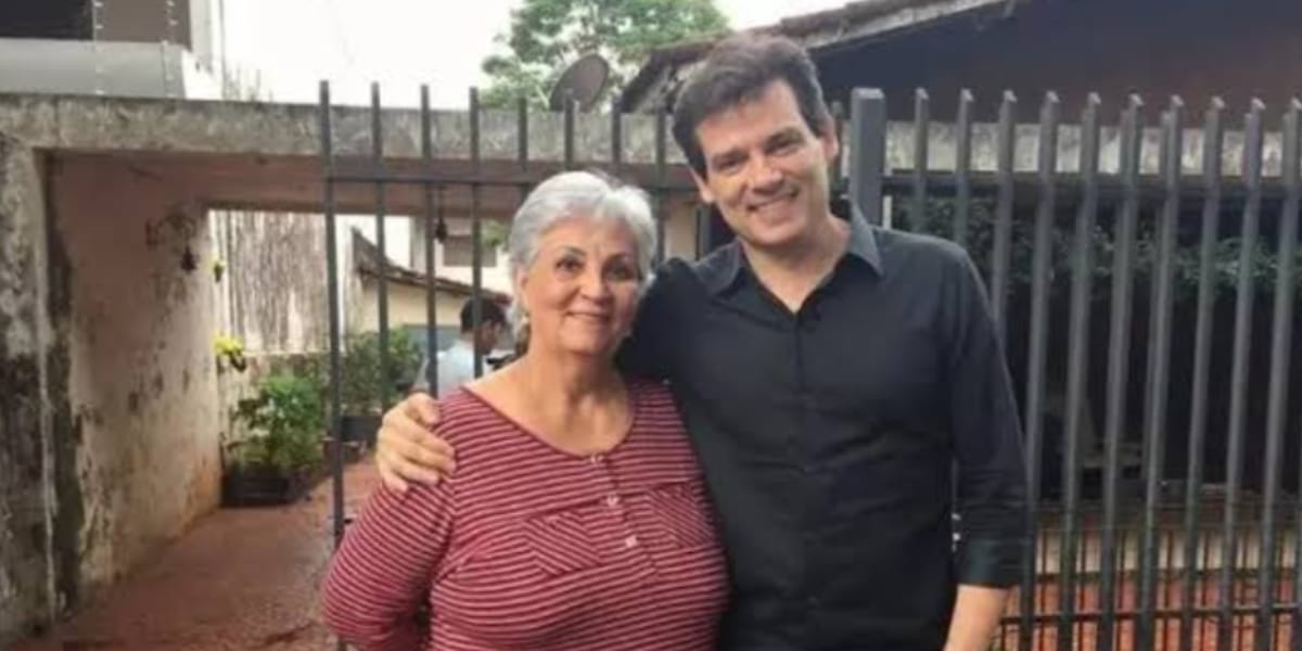 Celso Portiolli em visita a sua antiga casa, ao lado da nova moradora - Foto Reprodução Instagram