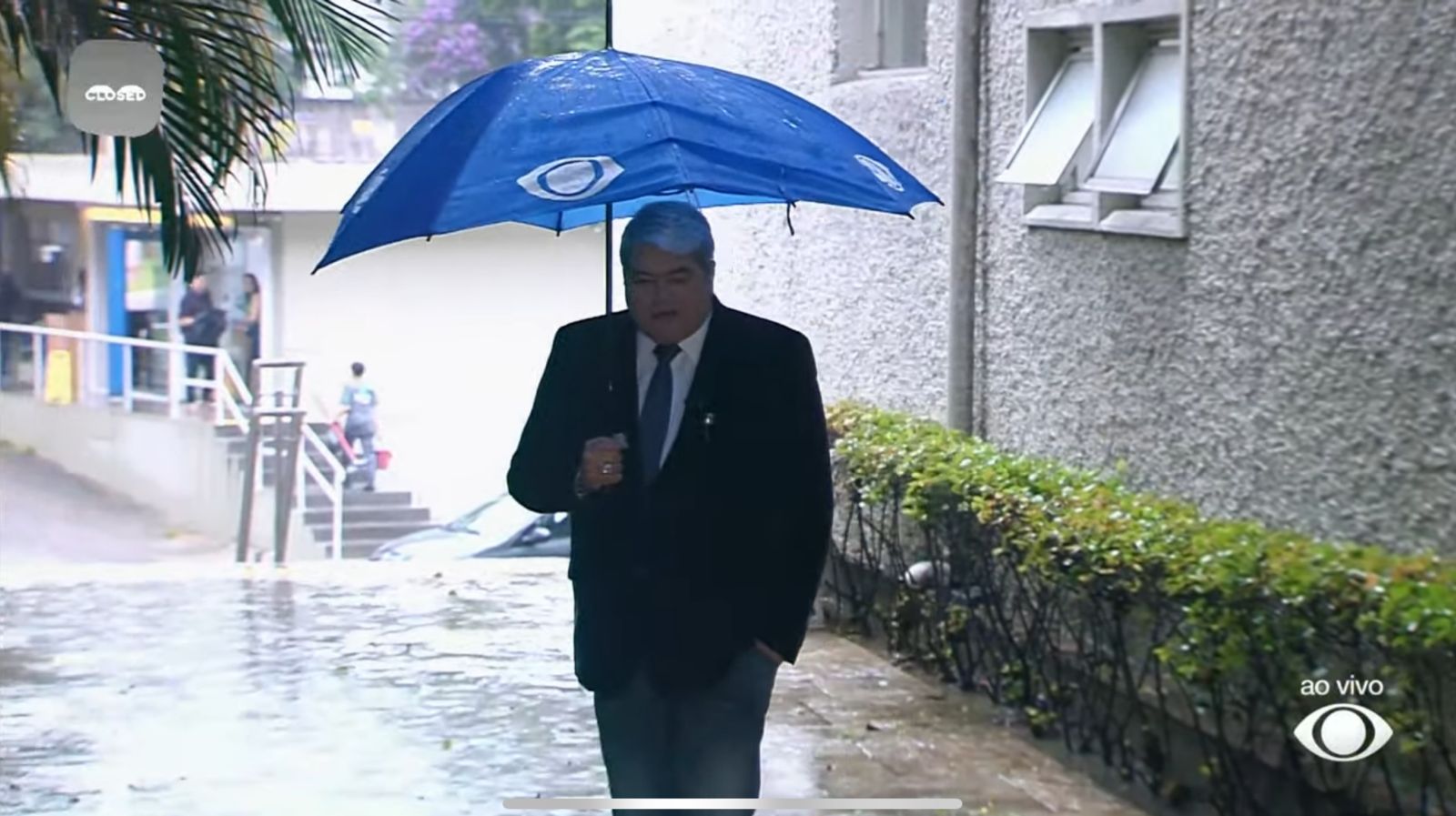 Datena abre o Brasil Urgente em meio a chuva fora dos estúdios do canal - Foto Reprodução Band