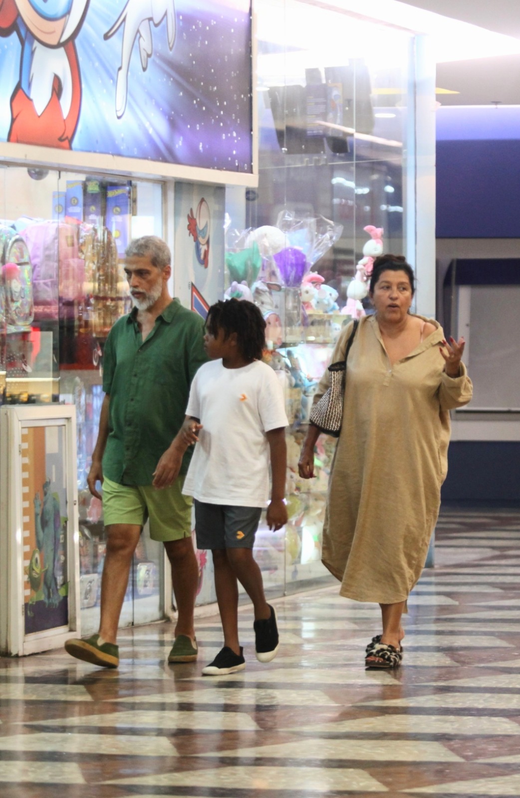 Em aparição rara Regina Casé foi clicada com seu esposo e seu neto em um shopping da zona sul do Rio - FOTO - ADÃO - AGNEWS 
