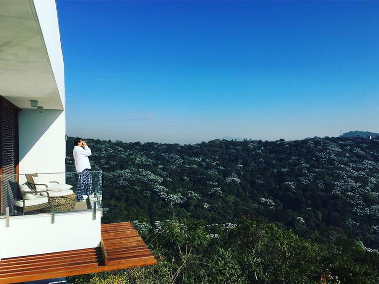 Geraldo Luis na varanda, apreciando a vista da sua luxuosa mansão - Foto Reprodução Internet