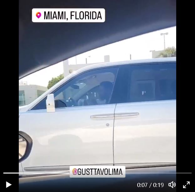 Gusttavo Lima dirigindo seu carro de R$ 7 milhões, em Miami, Florida, nos Estados Unidos - Foto Reprodução Twitter