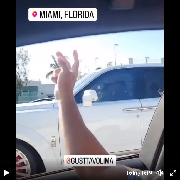 Gusttavo Lima dirigindo seu carro de R$ 7 milhões, em Miami, Florida, nos Estados Unidos - Foto Reprodução Twitter
