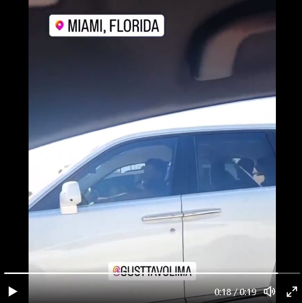Gusttavo Lima dirigindo seu carro de R$ 7 milhões, em Miami, Florida, nos Estados Unidos - Foto Reprodução Twitter