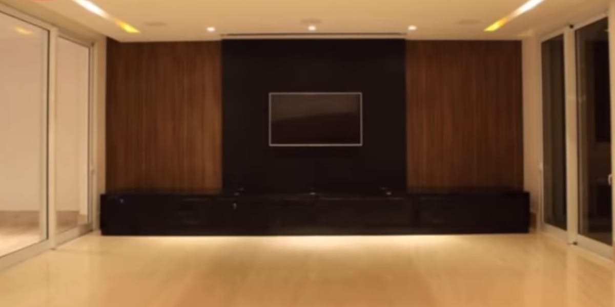Sala de estar enorme e televisão no centro do cômodo (Reprodução: Youtube)