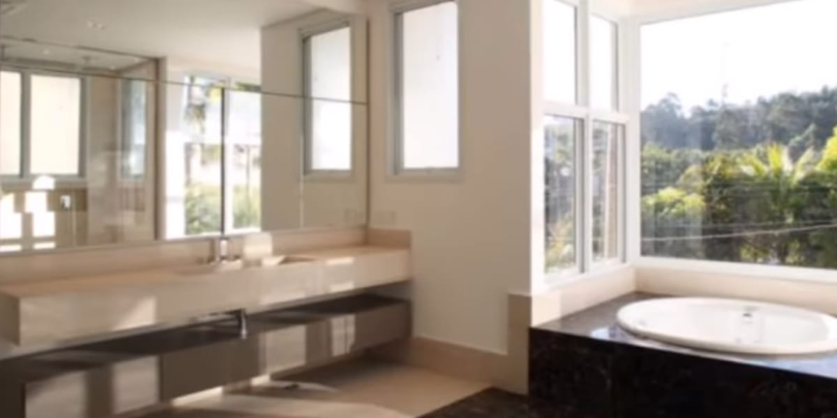Banheiro com jacuzzi e linda vista (Reprodução: Youtube)