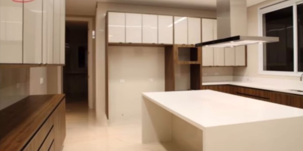 Cozinha enorme (Reprodução: Youtube)