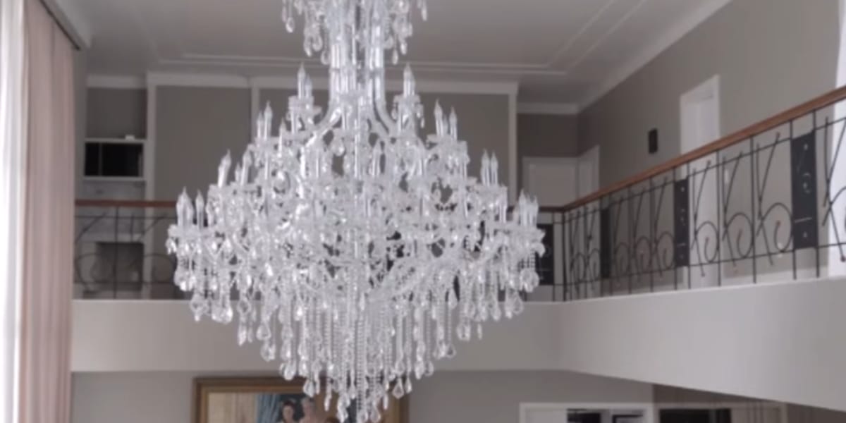 Lustre gigante que fica localizado na sala de estar (Reprodução: Youtube)