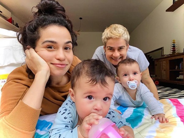 Atriz Nanda Costa ao lado de sua espoa e suas duas filhas (Foto: Reprodução, Instagram)