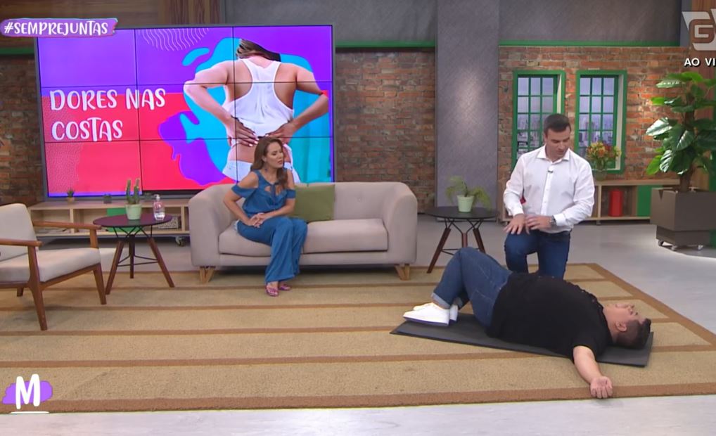 Regina Volpato e Arthur Pires no programa Mulheres, se alongando com médico fisioterapeuta - Foto Reprodução