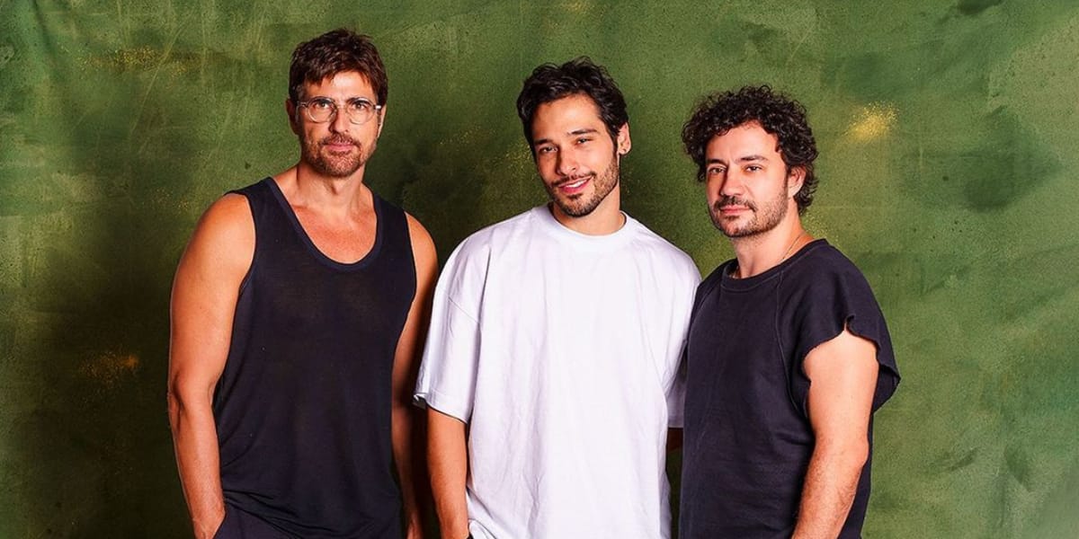 O ator junto com Rafael Primot e Bruno Fagundes na peça 'A Herança' (Reprodução: Instagram)