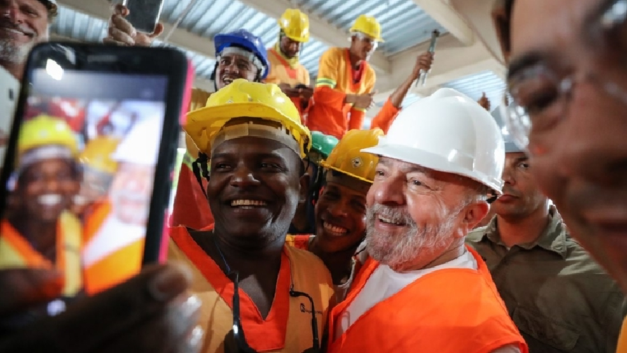 Lula ao lado de alguns trabalhadores (Foto: Reprodução/ Internet)