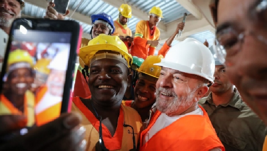 Lula ao lado dos trabalhadores (Foto: Reprodução/ Internet)