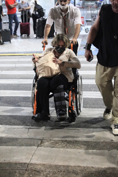 Susana Vieira em cadeira de rodas no aeroporto, recentemente (Foto: Reprodução/ Internet)