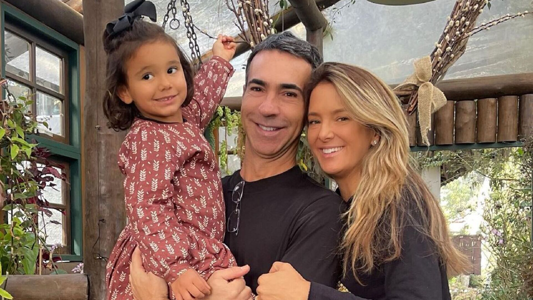Ticiane Pinheiro ao lado de César Tralli e da filha (Foto: Reprodução/ Instagram)