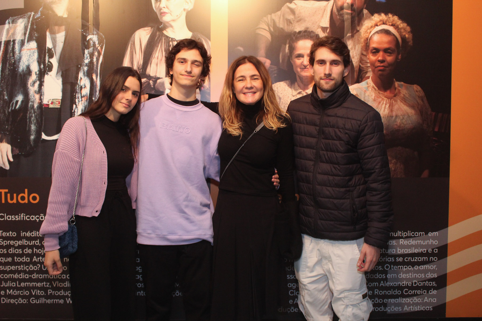 Vicente Brichta agarradinho com a mãe, Adriana Esteves, Felipe Ricca e Flavia Mekler - Foto Reprodução