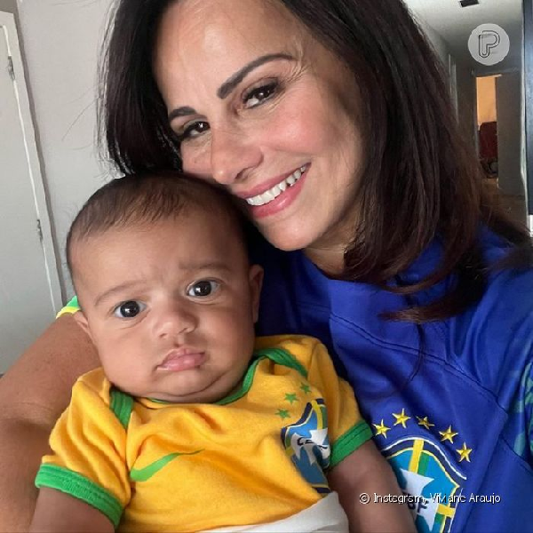 Viviane Araújo ao lado do filho, Joaquim (Foto: Reprodução/ Instagram)