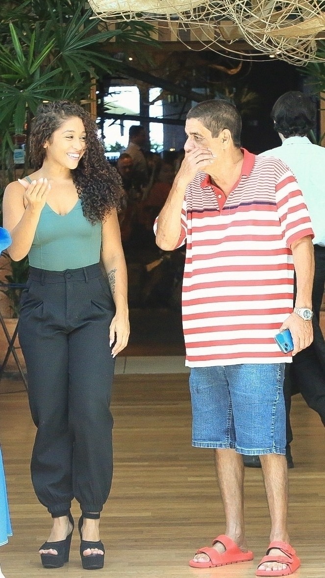 Zeca Pagodinho sendo amistoso com fãs em passeio a shopping - Foto Reprodução Edson Aipim Agnews