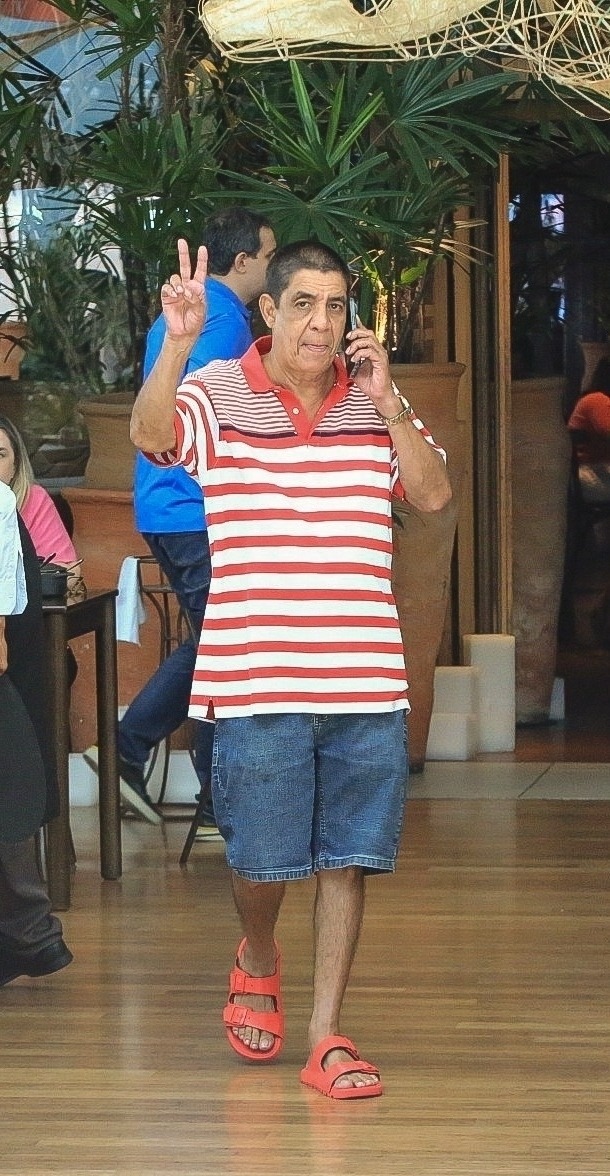 Zeca Pagodinho sendo amistoso com fãs em passeio a shopping - Foto Reprodução Edson Aipim Agnews