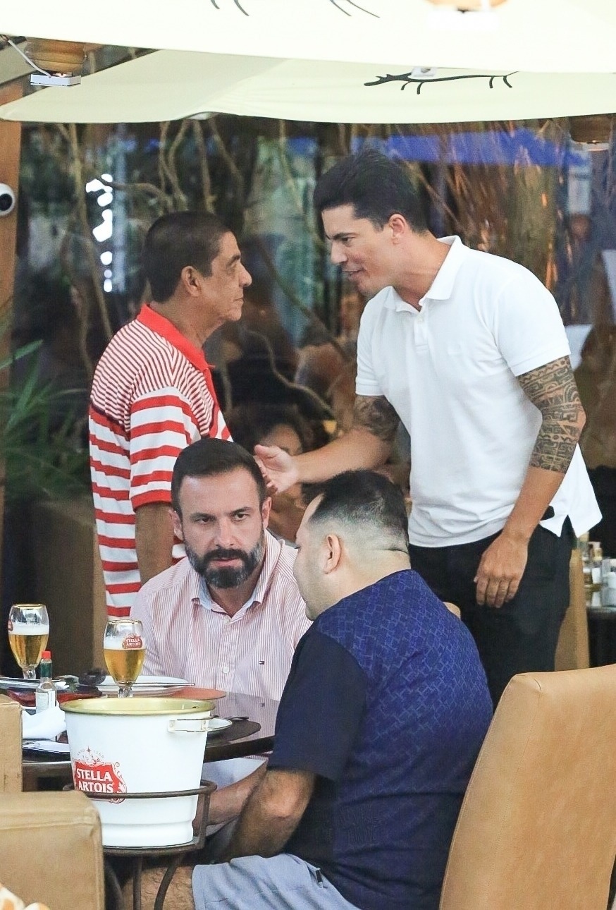 Zeca Pagodinho sendo amistoso com fãs em passeio a shopping - Foto Reprodução Edson Aipim Agnews