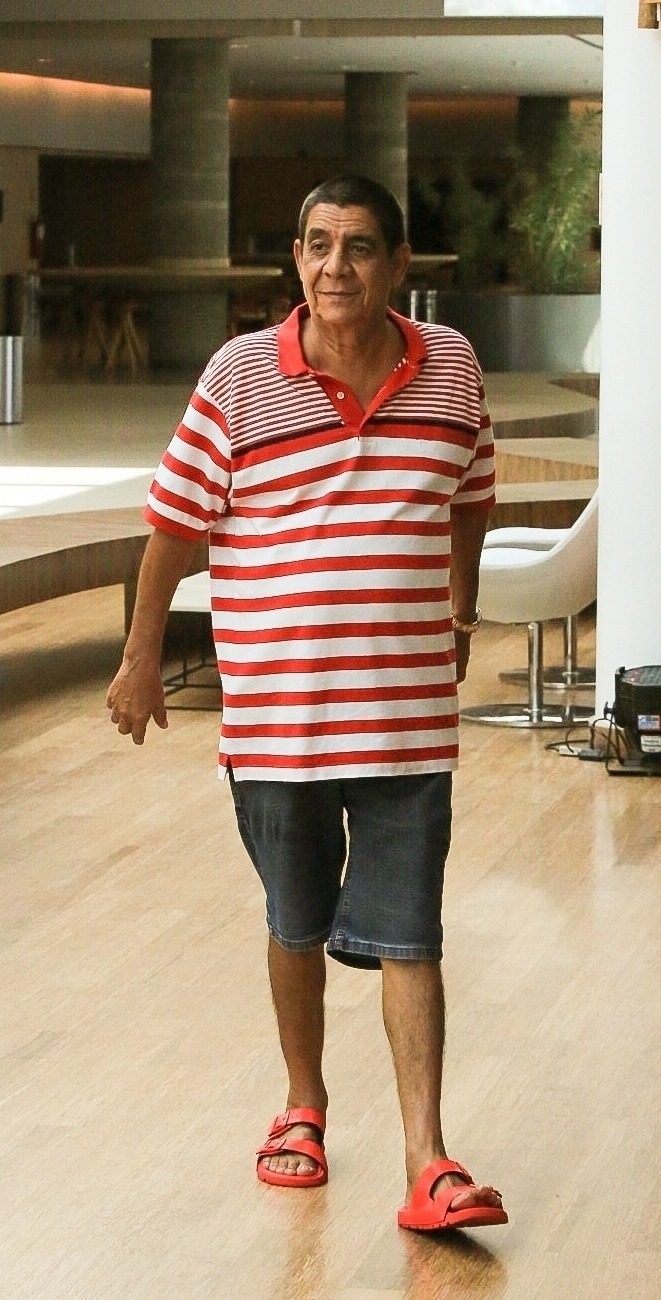 Zeca Pagodinho sendo amistoso com fãs em passeio a shopping - Foto Reprodução Edson Aipim Agnews