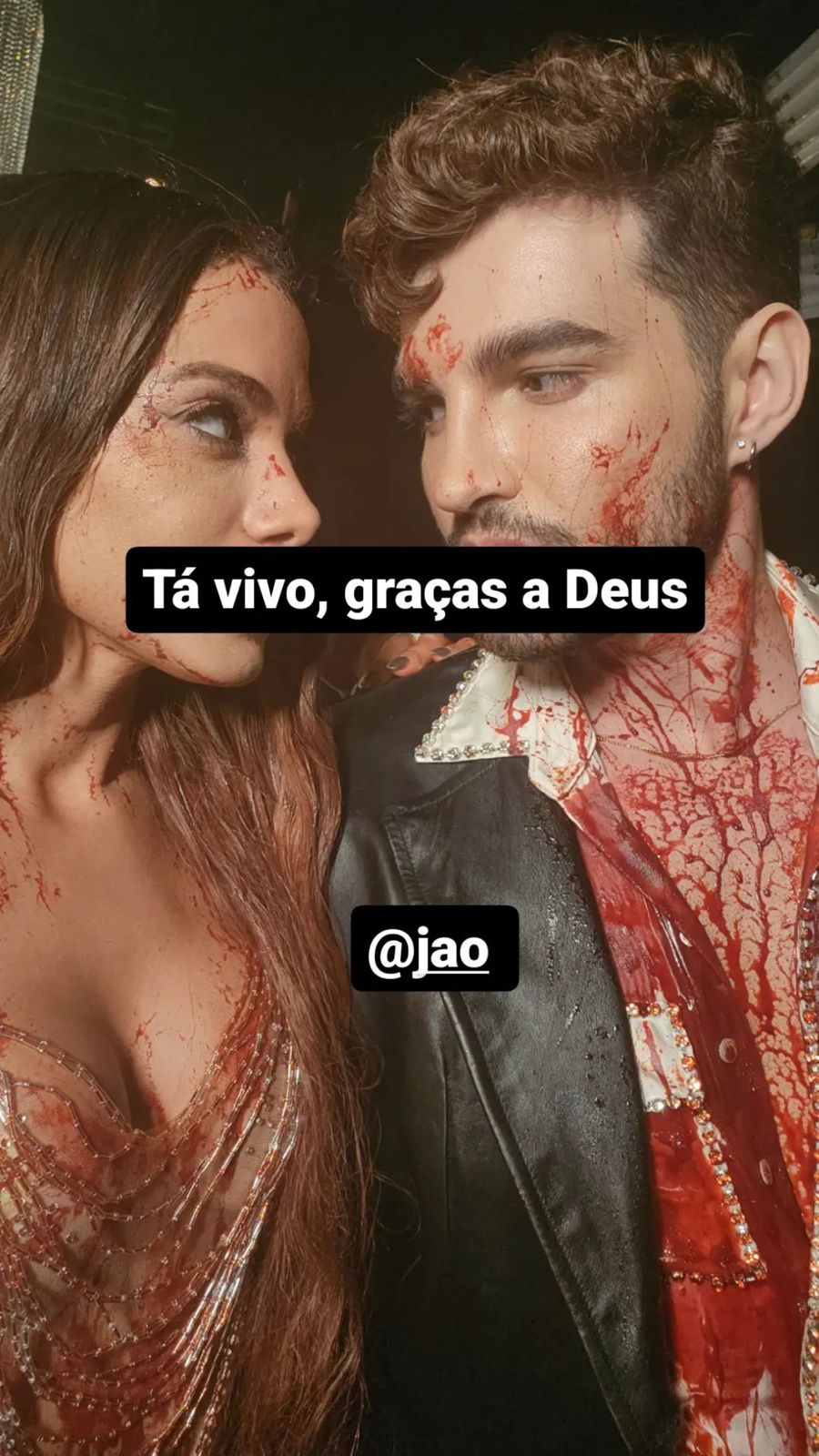 Anitta publicou a foto acima no instagram, ensanguentada com Jão (Reprodução - Instagram)